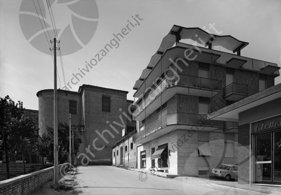 Santarcangelo di Romagna Via Lauro de Bosis Chiesa parrocchiale di san Michele Arcangelo retro casa appartamenti latteria negozi 