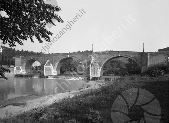 Ponte vecchio, Cesena. ponte fiume Savio riva sponda prato 