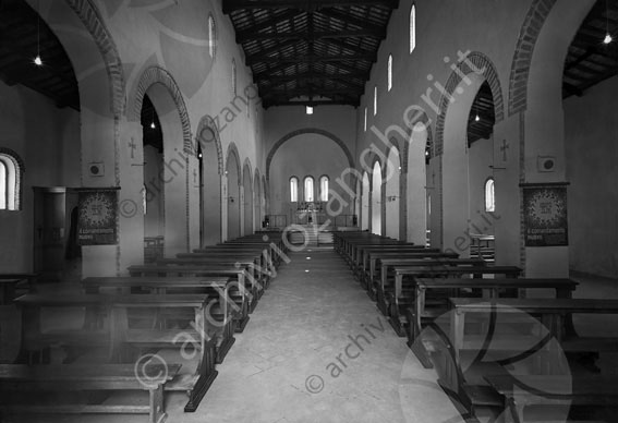 Chiesa di S.Vittore interno Pieve chiesa navata panchine panche colonne altare scale 