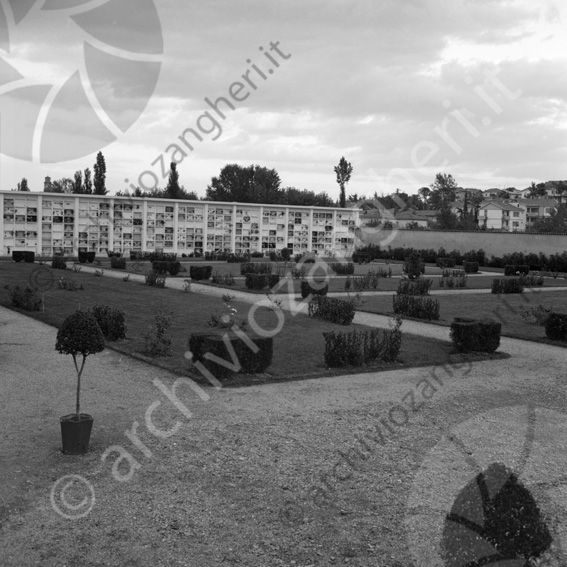 Cimitero di cesena interno cimitero aiuole giardino tombe 