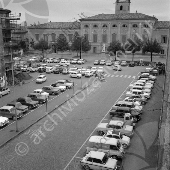 Piazza Almerici piazza parcheggi auto motori statua palazzo biblioteca Malatestiana Cesena piazza bufalini 