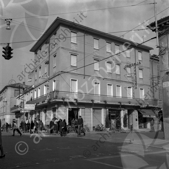 Hotel Barriera - esterno Hotel Barriera esterno albergo Hotel incrocio negozi alimentari parrucchiera semaforo salone casa della gomma terrazza bici baby Market Bellentani ottica visani gente viale carducci macelleria