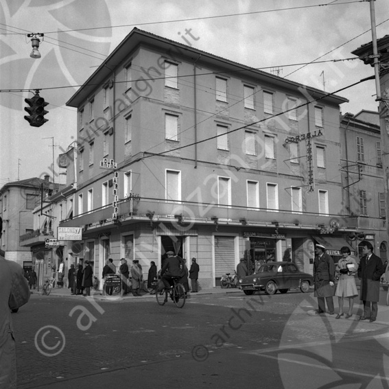 Hotel Barriera - esterno Hotel Barriera esterno albergo Hotel incrocio negozi alimentari parrucchiera semaforo salone casa della gomma terrazza bici baby Market Bellentani ottica visani gente viale carducci auto macelleria