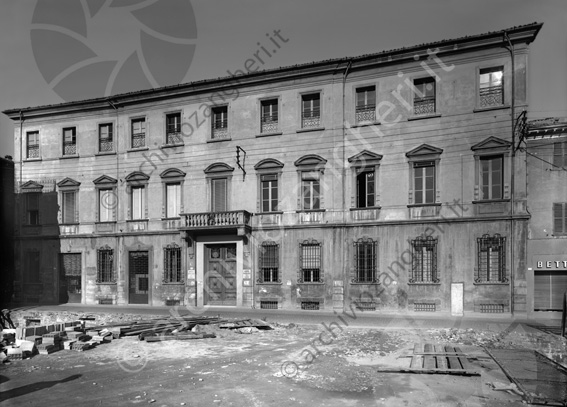 Banca popolare di Cesena esterno banca edificio palazzo ingresso mattoni assi travi bettini fronte 