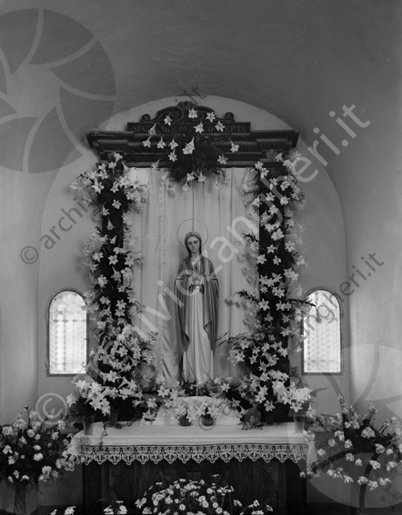 Frati cappuccini altare part. cappella frati altare madonna statua fiori vasi 
