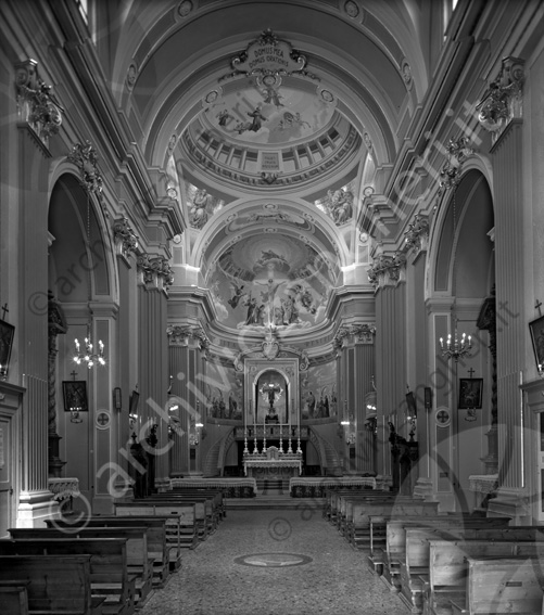 Chiesa Santuario SS. Crocifisso Longiano interno chiesa navata panchine panche altare crocifisso croce candele soffitto affrescato colonne colonne 