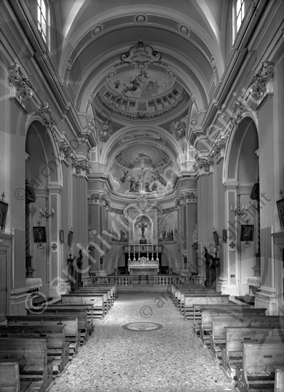Chiesa Santuario SS. Crocifisso Longiano veduta interno chiesa navata panche archi colonne affreschi santuario confessionale candele altare crocifisso 