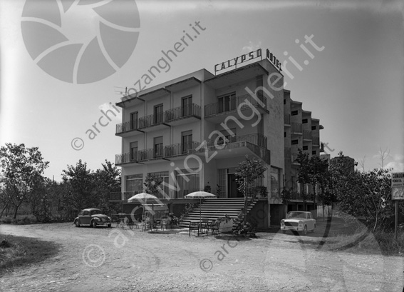 Hotel Calypso Valverde di Cesenatico esterno albergo edificio ingresso scale ombrelloni parcheggio macchine 
