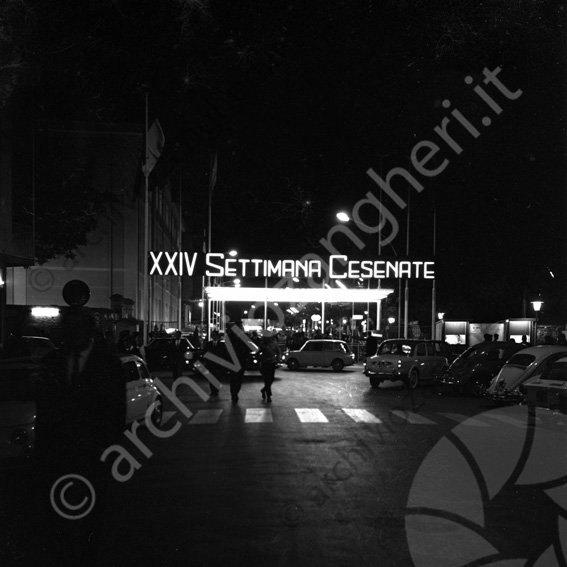 Settimana Cesenate Ingresso festa fiera insegna luminosa strada XXIV strisce pedonali auto 500 gente