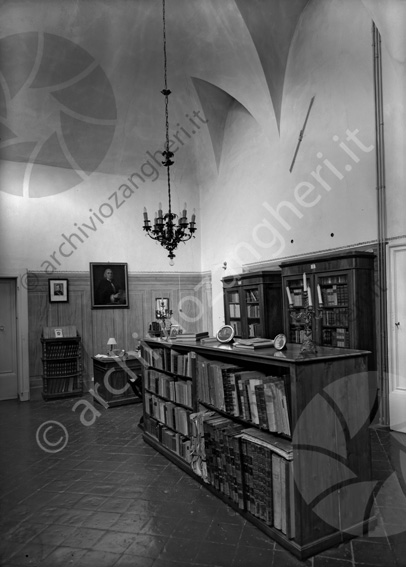 Ambasciatore Vidau Biblioteca scaffali mobili librerie libri stanza lampadario 