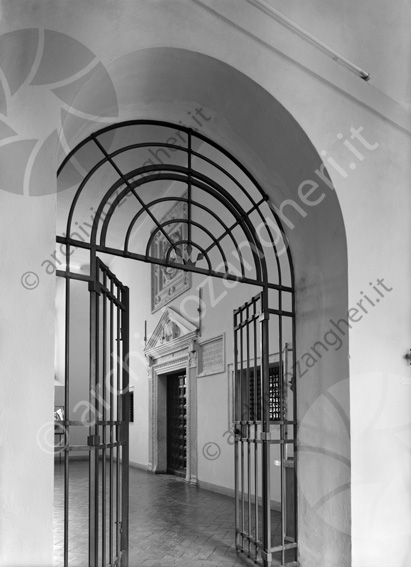 Biblioteca Malatestiana particolare ingresso portone ingresso biblioteca inferriata portale aula del Nuti