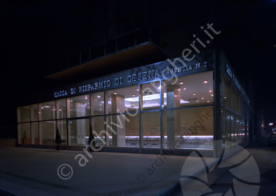 Cassa di Risparmio di Cesena Agenzia n.2 Viale Oberdan edificio agenzia esterno vetrina vetrate banca