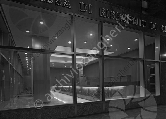 Cassa di Risparmio di Cesena Agenzia Viale Oberdan interno notturno agenzia finestre vetrate banca