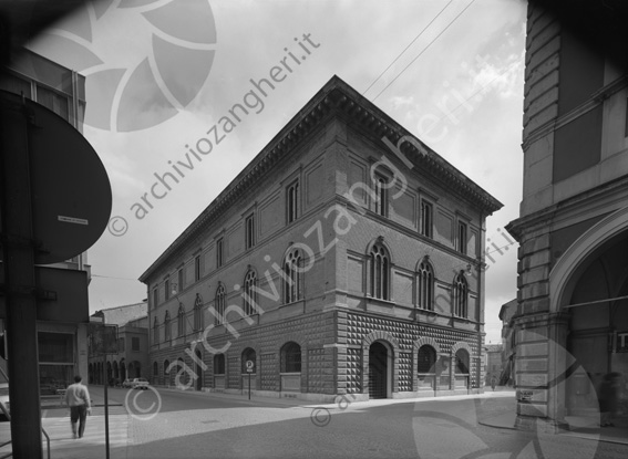 Cassa di Risparmio di Cesena sede centrale esterno edificio palazzo banca esterno incrocio strada via Tiberti 