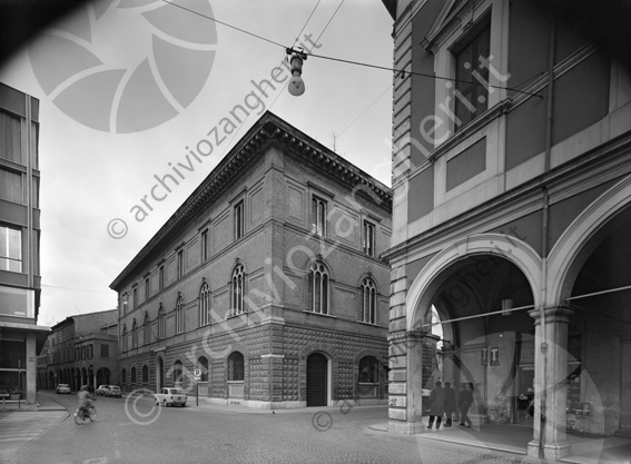 Cassa di Risparmio di Cesena sede centrale esterno edificio palazzo banca esterno incrocio strada via Tiberti portici luce 