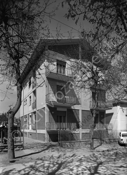 Fabbricato Malnati Cesenatico casa edificio esterno terrazzi ringhiera cancello 