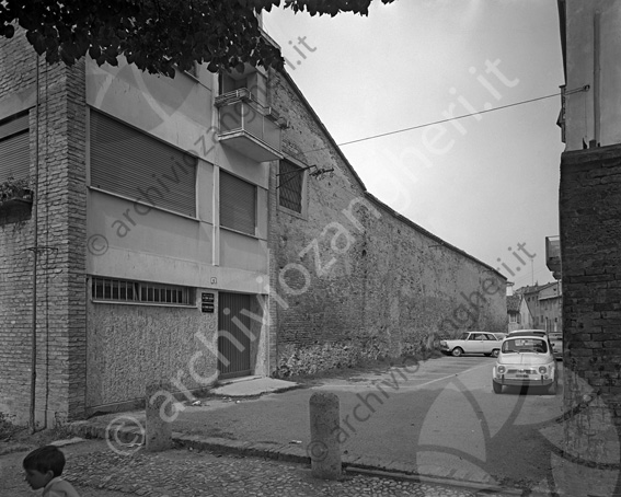 Convento suore cappuccine edificio esterno muro convento vicino a uffici medici Garaffoni