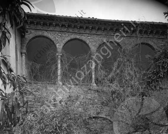 Loggetta convento di S.Biagio portico colonne convento piante rampicanti 