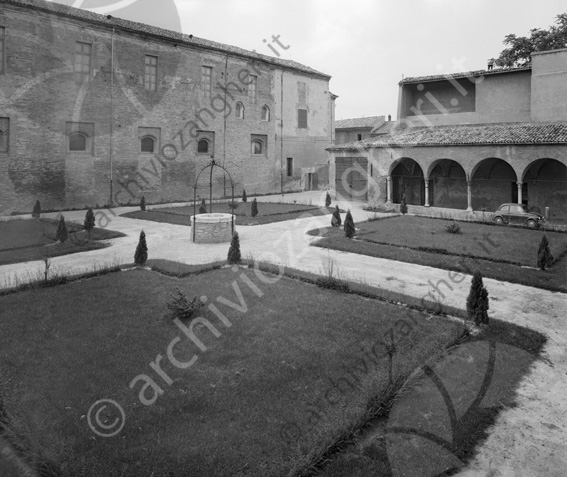 Cortile di S.Francesco (chiostro) giardino aiuole pozzo portico edificio 