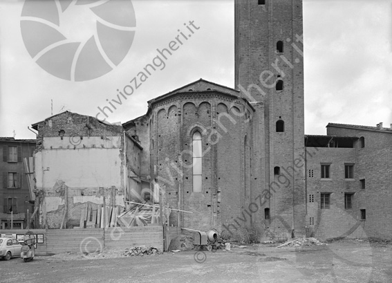 Duomo di Cesena - Esterno da Piazza della Libertà Duomo di Cesena Esterno da Piazza della Libertà chiesa retro piazza abside campanile auto parcheggi cattedrale betoniera cantiere edile ristrutturazione