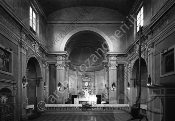 Chiesa di Madonna delle rose interno chiesa altare candele tabernacolo croce navata