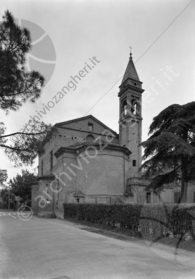Chiesa di Madonna delle rose esterno chiesa retro campanile siepe abside 