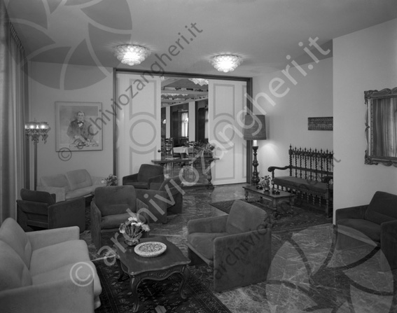 Hotel Casali saletta albergo salotto poltrone divani tavolini quadro aldo Casali