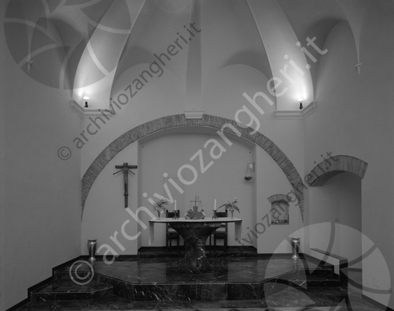 Chiesa Palazzo Ghini chiesa altare crocifisso candele marmo