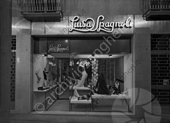 Negozio Luisa Spagnoli vetrina negozio esterno vetrina abbigliamento 