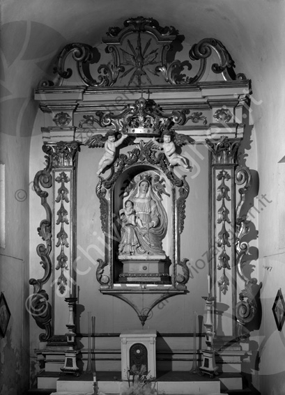 Chiesetta di Santa Maria in capo alla Vena Cesenatico interno chiesa statura madonna e bambino cornice 