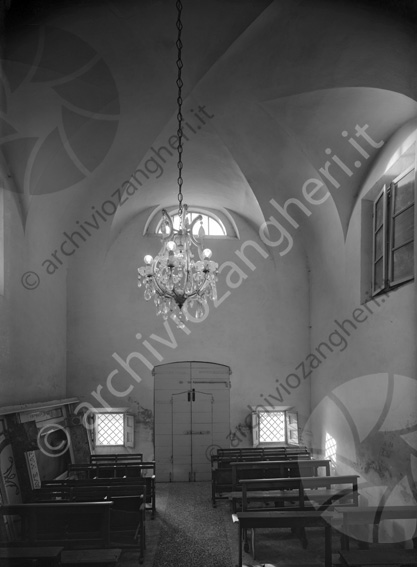 Chiesetta di Santa Maria in capo alla Vena Cesenatico interno chiesa lampadario panche portone ingresso 