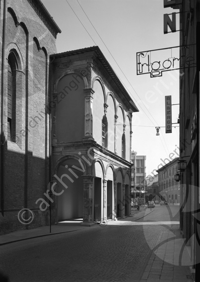 Cappella S.Tobia del Duomo di Cesena Esterno strada portici insegna albergo frigor birra tuborg