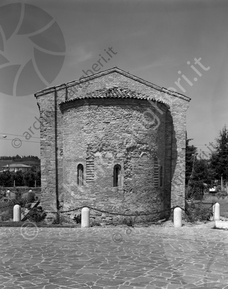 Chiesa Parrocchiale di San Bartolomeo Apostolo in Tipano esterno chiesetta retro abside piazza catena recinzione 