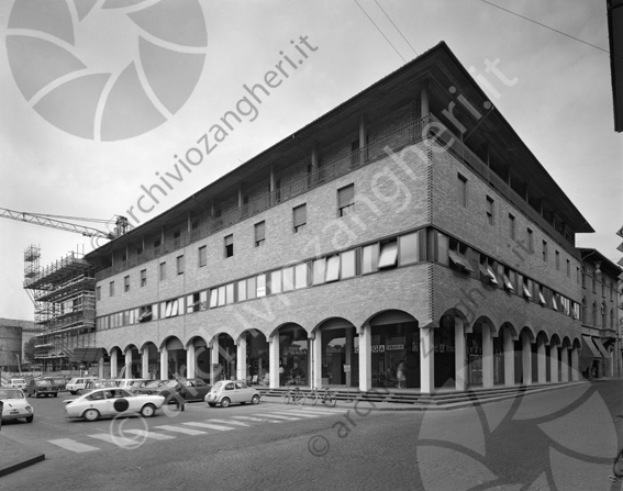nuovo Palazzo Almerici piazza lavori cantiere impalcature gru portici colonne macchine parcheggi corso Giuseppe Mazzini 