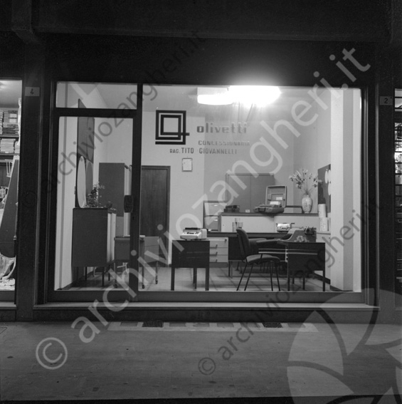 Vetrina negozio Olivetti negozio esterno vetrina concessionaria Tito Giovannelli scrivania macchina da scrivere ufficio