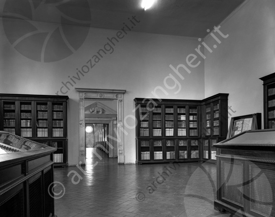 Biblioteca Malatestiana sala Piana biblioteca scaffali mobili libri portale aula del Nuti teche vetrine