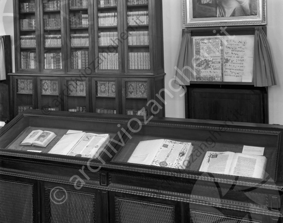 Biblioteca Malatestiana sala Piana biblioteca scaffali mobili libri teche vetrine manoscritti 