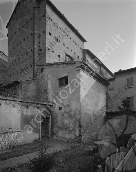 Banca popolare di Cesena part. esterno edificio esterno cortile vasi case 
