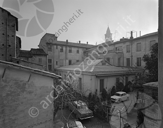 Banca popolare di Cesena part. esterno case esterno auto edifici campanile 