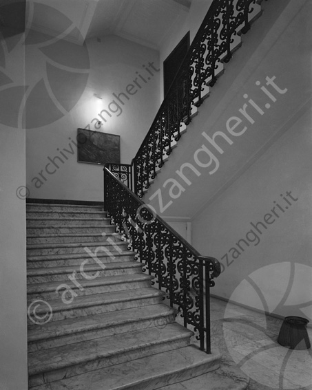 Banca popolare di Cesena scalone dal basso scale scalinata ringhiera decorata 