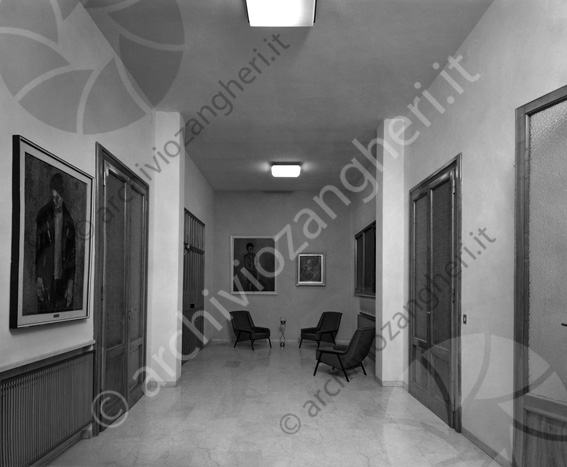 Banca popolare di Cesena Ingresso superiore stanza sala d'attesa poltrone quadri corridoio