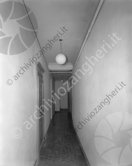Banca popolare di Cesena corridoio corridoio lampadari porte