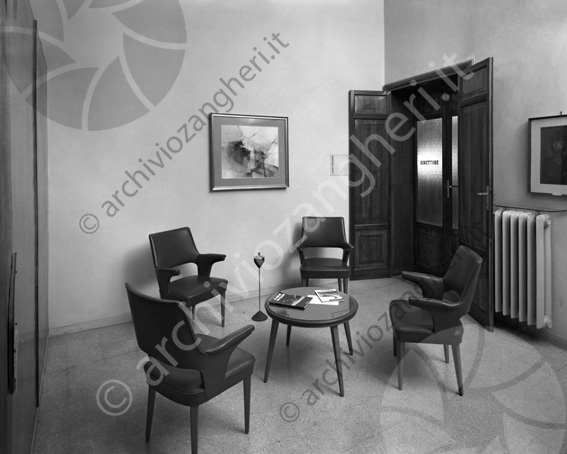 Banca popolare di Cesena Saletta attesa direttore sala d'attesa sedie tavolino porta ufficio direttore termosifone 