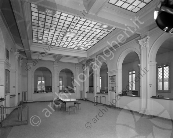 Banca popolare di Cesena Sala pubblico salone banca sportelli uffici archi sgabelli