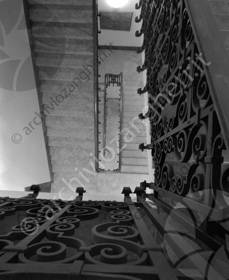 Banca popolare di Cesena Scalone dall'alto scale vista dall'alto dettaglio ringhiera decorata 