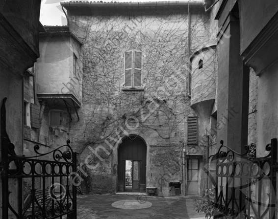Banca popolare di Cesena Cortile casa generale cortile interno casa ingresso portone cancello rampicanti