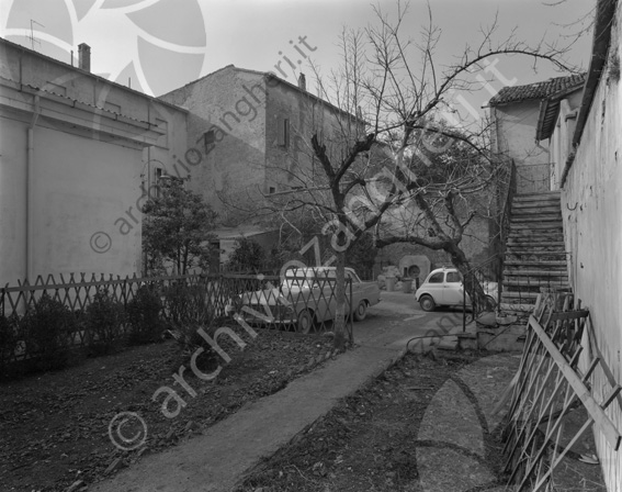 Banca popolare di Cesena part. esterno giardino cortile casa steccato recinzione scale macchine 