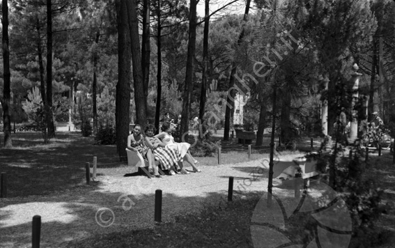 Ragazze sulla panchina ai giardini rotonda Milano Marittima Vialetto ghiaia panchina ragazze giardino pini