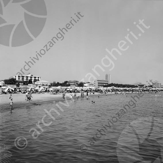 Spiaggia vista dal mare Milano Marittima Mare riva spiaggia costa Riviera vista veduta panoramica grattacielo bagnanti