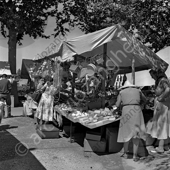 Mercato ambulanti Cervia Banchetta bancarella tenda valigia commerciante ambulante vendita